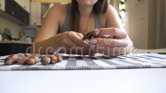 一个坐在桌子旁清洁一个菲伯特的女孩的手的特写美味健康的坚果视频的预览图