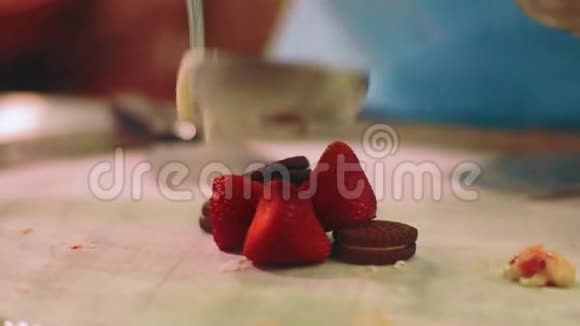 由天然浆果和原料制成的甜点泰国水果冰淇淋视频的预览图