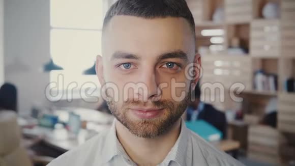 特写欧洲年轻成功企业家头像在办公室看镜头变脸表情4K视频的预览图