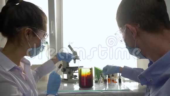 化学实验室用彩色液体制造化学溶液视频的预览图