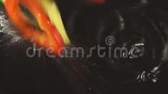 辣椒片掉进水里视频的预览图