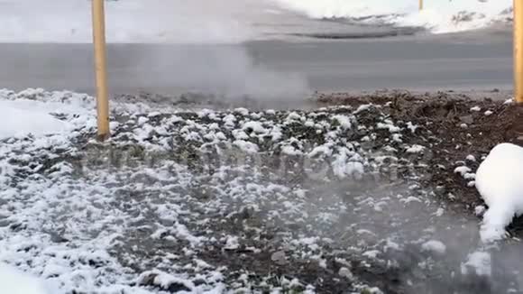 冬季蒸汽靠近巷道特写镜头视频的预览图