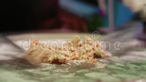 在泰国冰淇淋制造中混合饼干和浆果视频的预览图