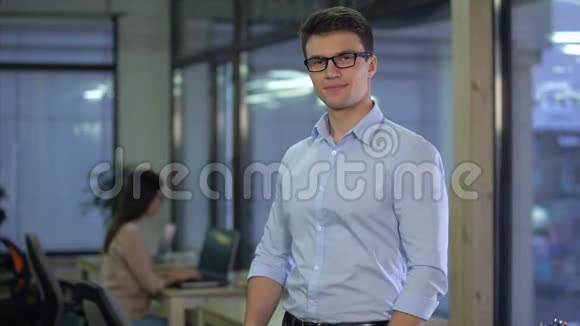 在办公室背景工薪阶层正式工作中摆姿势的帅哥视频的预览图