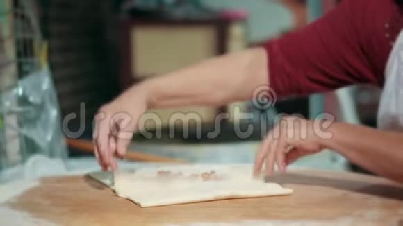 女人的手把皮塔面包包在厨房里用肉做美食视频的预览图