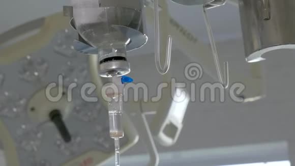 一种滴管有一种特殊的溶液在手术过程中倒入病人血液中特写镜头视频的预览图