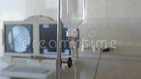 一种滴管有一种特殊的溶液在手术过程中倒入病人血液中特写镜头视频的预览图