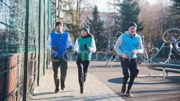 年轻人在深秋公园跑步慢动作视频的预览图