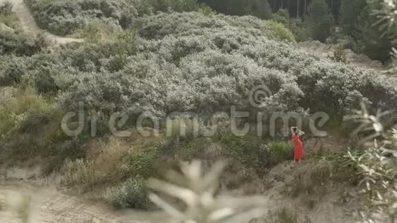 在灌木丛中的女人视频的预览图