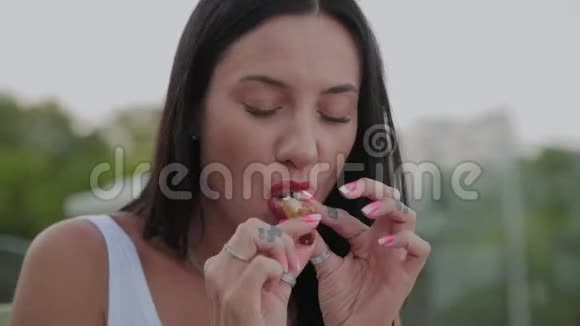 一个女人喜欢在露天露台上的餐馆吃炸鸡翅视频的预览图