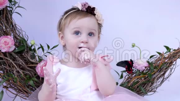 肮脏可爱的婴儿用奶油特写舔手指视频的预览图