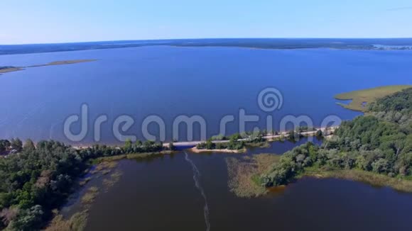 俄罗斯Seliger湖和Klichen岛上一座小桥的鸟瞰图视频的预览图