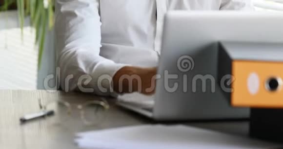一个人在办公室的笔记本电脑上快乐地工作视频的预览图