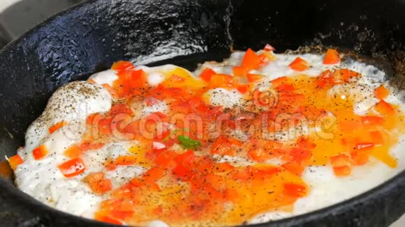 炒鸡蛋用甜椒红辣椒炒早餐视频的预览图