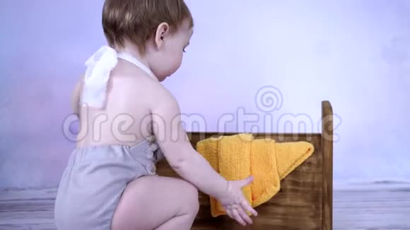 情绪激动的孩子正准备在房间的木槽里洗衣服和叠毛巾视频的预览图
