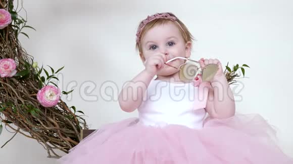 牙齿长大婴儿变成公主装在室内啃眼镜视频的预览图