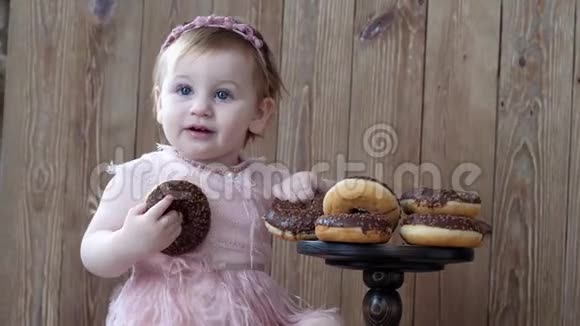 游戏与食物婴儿与巧克力饼干背景木墙视频的预览图