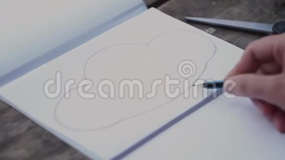 那个女孩计划用铅笔在纸上画一朵云视频的预览图