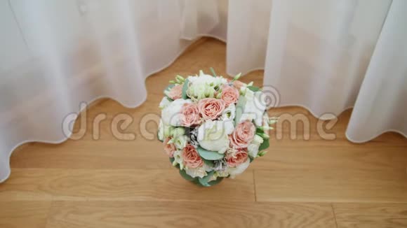 新娘花束桌上美丽的新娘花束新郎布托尼埃婚礼日新娘花束视频的预览图
