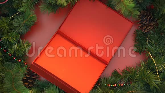 红丝带用带条纹的糖果棒包裹在盒子周围并系在蝴蝶结圣诞节视频的预览图