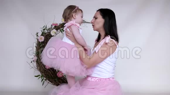 母子关系妈妈和女儿穿着同一套衣服视频的预览图