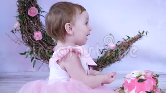孩子们的快乐快乐的小女孩穿着带蝴蝶结的蛋糕视频的预览图