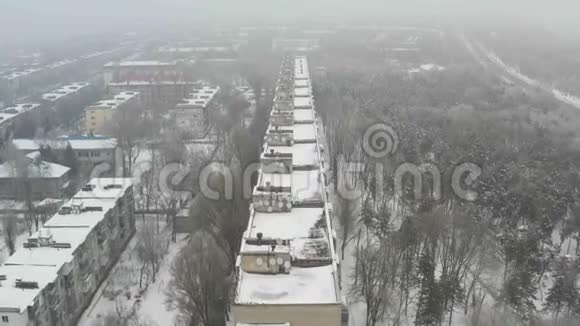 冬季多雾的城市景观背景视频的预览图