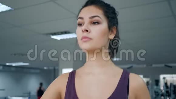锻炼身体健身女孩引领体育生活方式视频的预览图