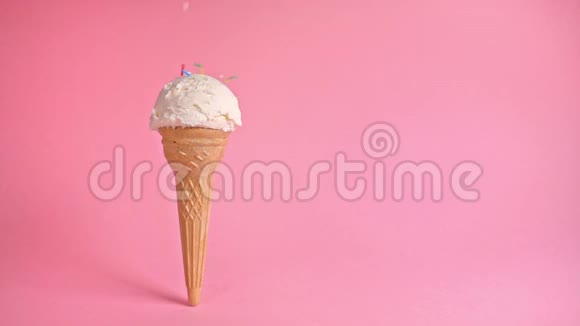 带有冰淇淋覆盖的圆片锥的创意概念并在粉红色背景上撒上条纹复制空间慢动作视频的预览图