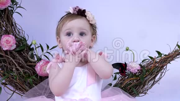 爱吃甜食婴儿的手和嘴在房间里涂满了奶油视频的预览图