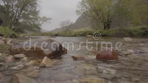 秋季SteallFalls河床岩床低角度观景视频的预览图