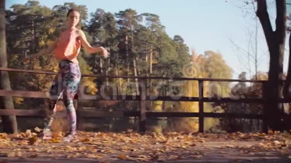 年轻迷人的女子独自在桥上跳舞视频的预览图