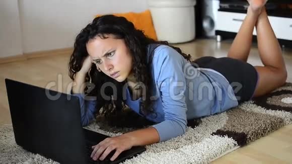 在家里用笔记本电脑的女孩视频的预览图