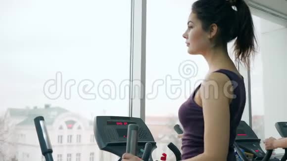 健康的生活方式可爱的女孩在健身室里用塑料瓶喝凉水视频的预览图