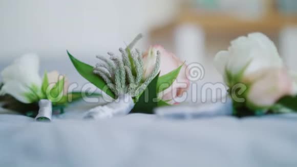 新娘花束桌上漂亮的新娘花束新郎布托尼埃婚礼日新娘花束视频的预览图
