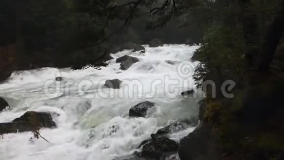 新西兰被洪水淹没的routeburn河视频的预览图