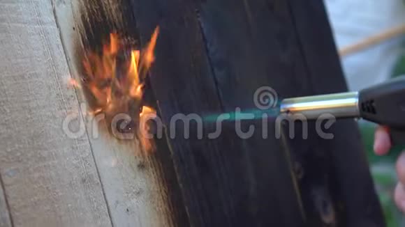 专业木匠使用古老的日本传统技术用燃气燃烧机燃烧木板视频的预览图