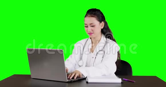 女医生用笔记本电脑微笑视频的预览图