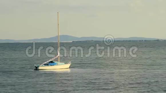 在黑海航行游艇地平线上的一个小岛视频的预览图
