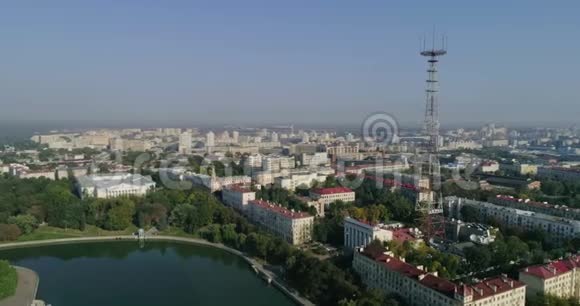 在明斯克的夏日早晨白俄罗斯市中心的空中拍摄无人驾驶飞机观看房屋面积建筑物电视塔视频的预览图