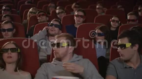 在电影院大厅打电话的人没有文化的人在电影院打扰人们视频的预览图
