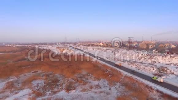 乌克兰敖德萨Kuyalnik河口附近冬季公路视频的预览图