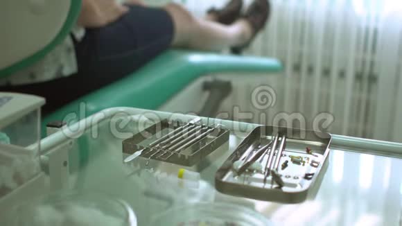 牙科办公室玻璃桌上的牙科仪器背景为病人视频的预览图