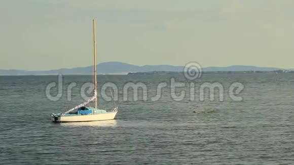 在黑海航行游艇地平线上的一个小岛视频的预览图