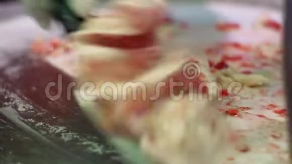 在冰冻的平底锅上将浆果与奶油和饼干混合在一起视频的预览图