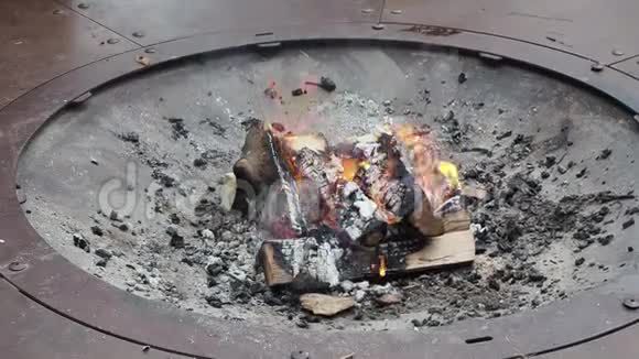 冬天在户外用铜质燃烧木材视频的预览图