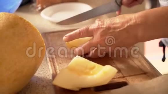 用刀将切好的桔瓜切好高清高清视频的预览图