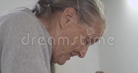 祖母做一道传统的俄罗斯菜包饺子包饺子特写视频的预览图