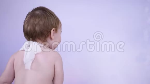 幼儿情绪微笑的孩子白色背景上有一双灰色的大眼睛视频的预览图