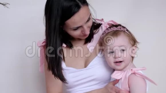 作为母亲年轻的女人照顾白人的小女孩视频的预览图